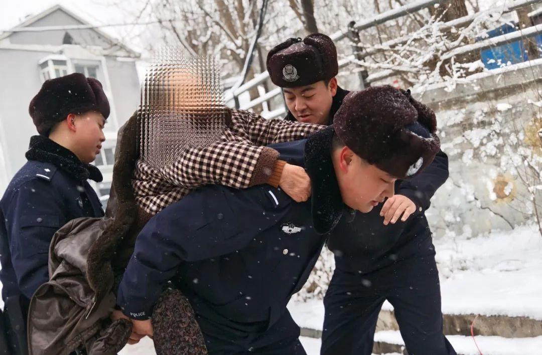2025本溪暴雪春节：老人失明回家难，民警能帮吗?  第2张