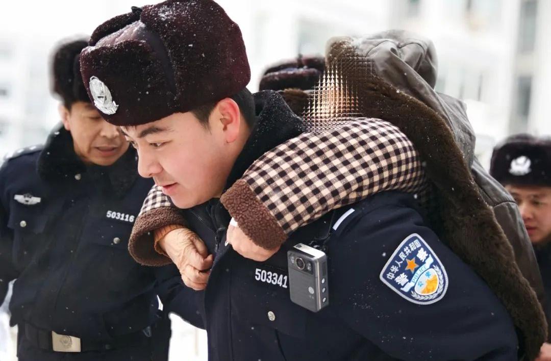 2025本溪暴雪春节：老人失明回家难，民警能帮吗?  第3张