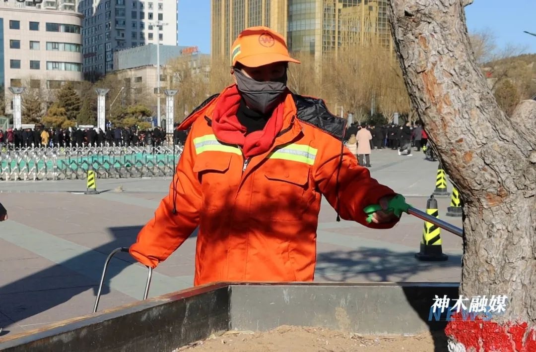 春节环卫工坚守岗位！你可知他们的奉献？  第2张