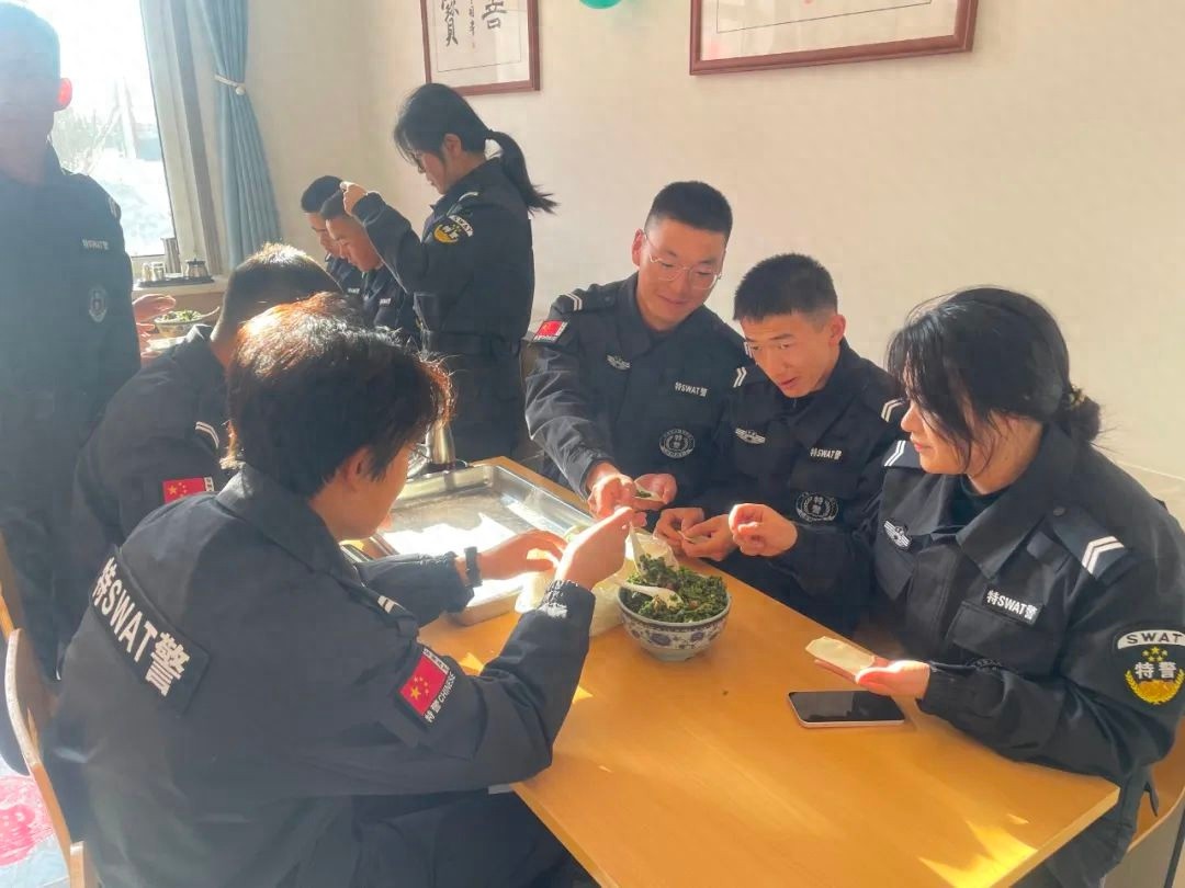春节警营超暖心！包饺子送夜宵，还有啥惊喜？