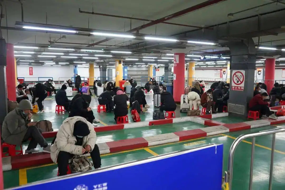 ?大年初七上海站客流高峰！临时安置区咋样？!  第1张