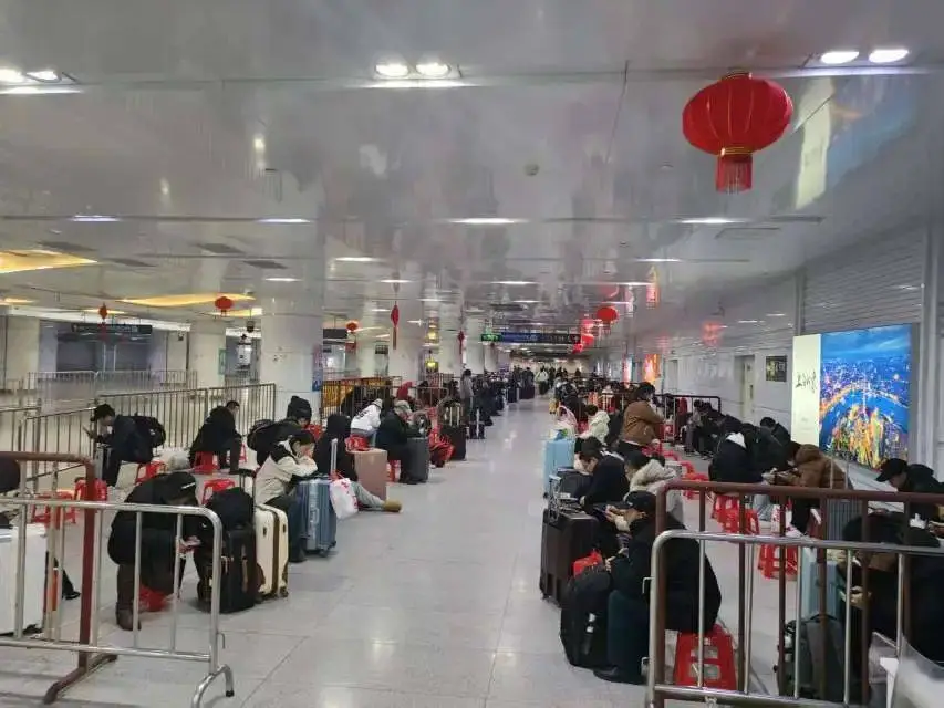 ?大年初七上海站客流高峰！临时安置区咋样？!  第2张