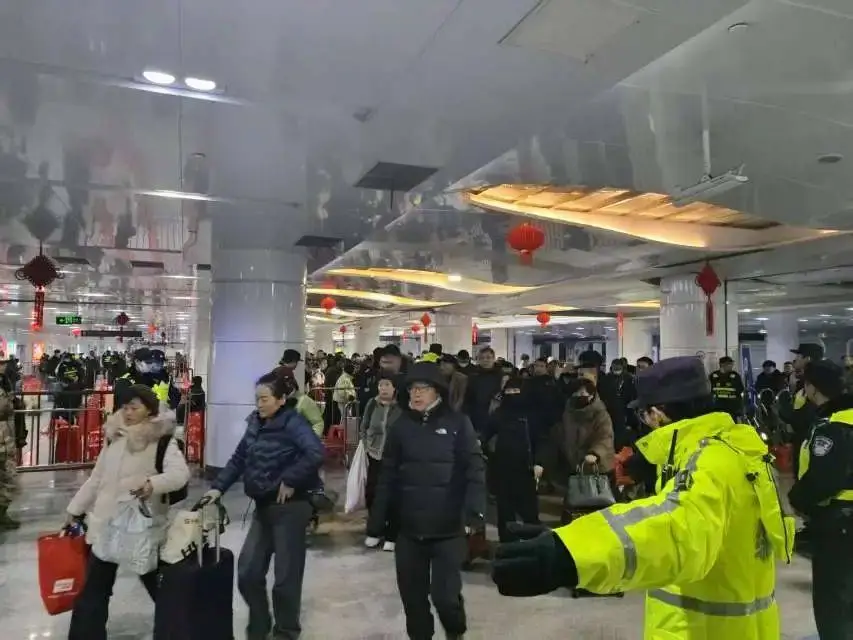 ?大年初七上海站客流高峰！临时安置区咋样？!  第4张