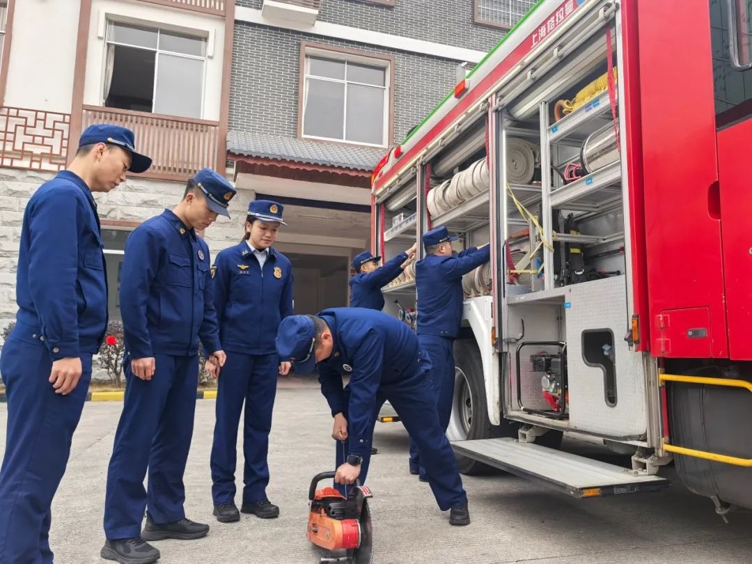 2024已逝，2025将至！春节她为何坚守岗位不回家？丹霞消防侯旖婕的故事  第3张