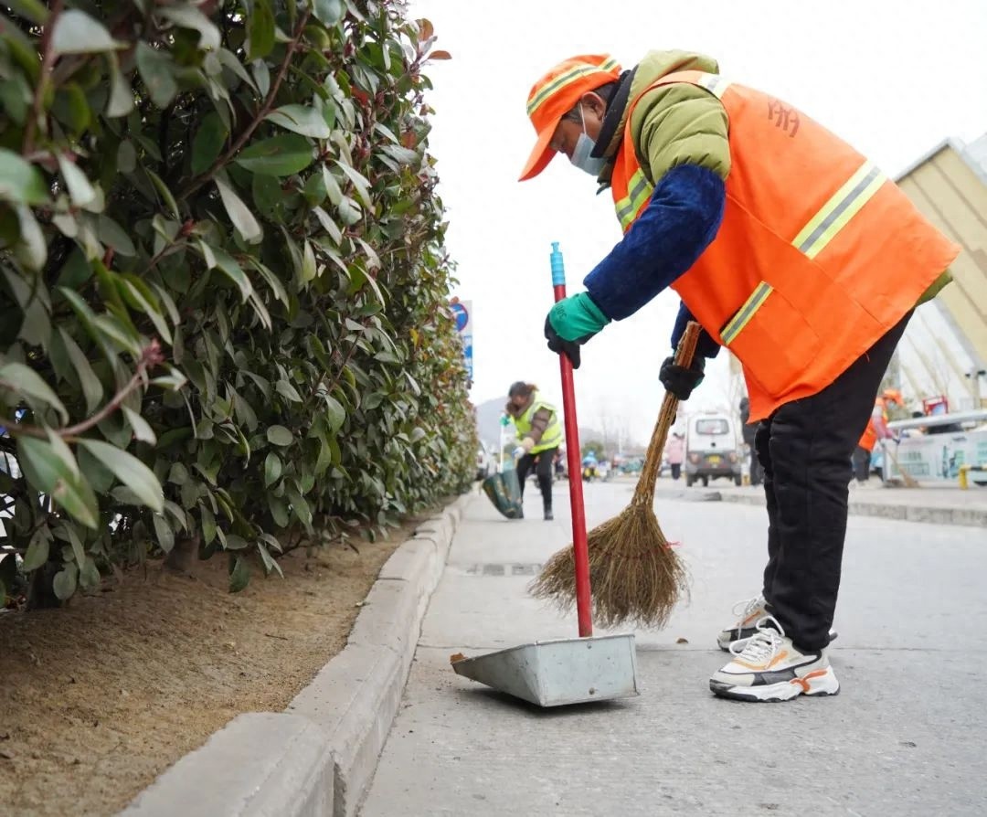 新春佳节阖家团圆时，环卫工坚守岗位！是谁在寒夜默默守护城市洁净？