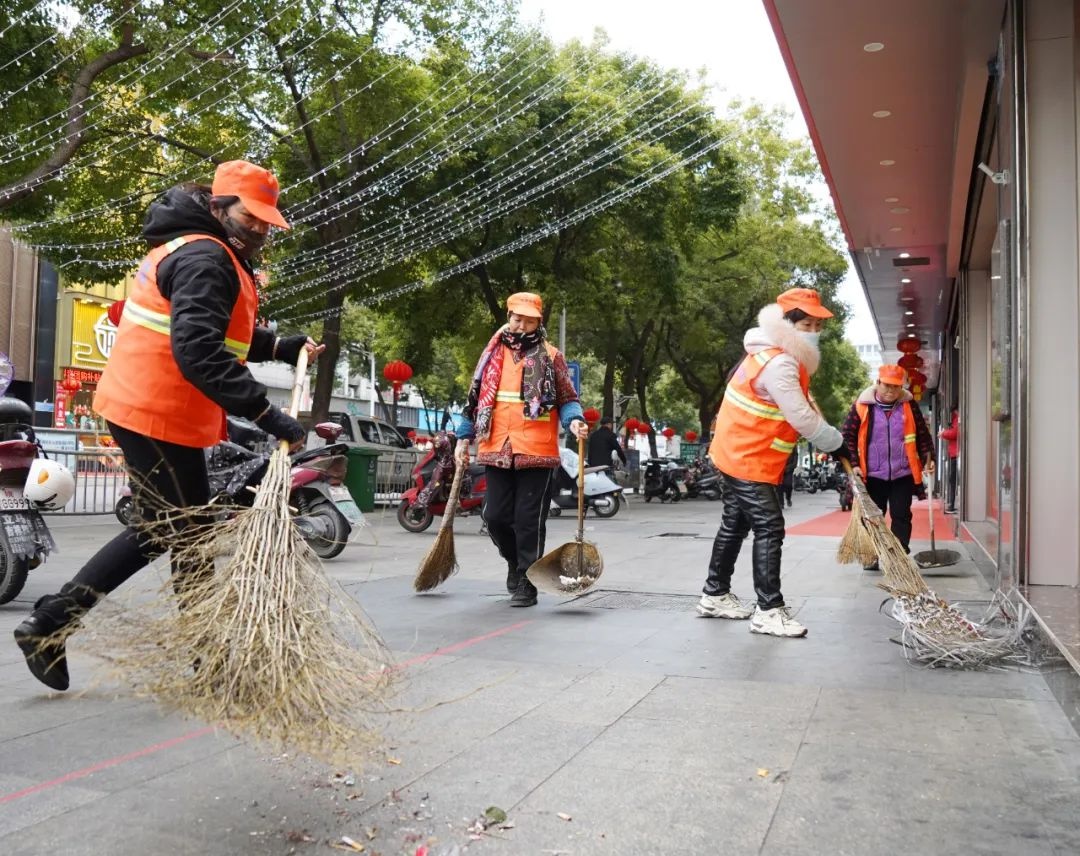 新春佳节阖家团圆时，环卫工坚守岗位！是谁在寒夜默默守护城市洁净？  第4张