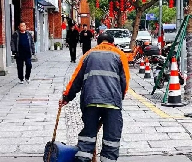 新春佳节阖家欢聚时，鲤城环卫工为啥坚守岗位?!