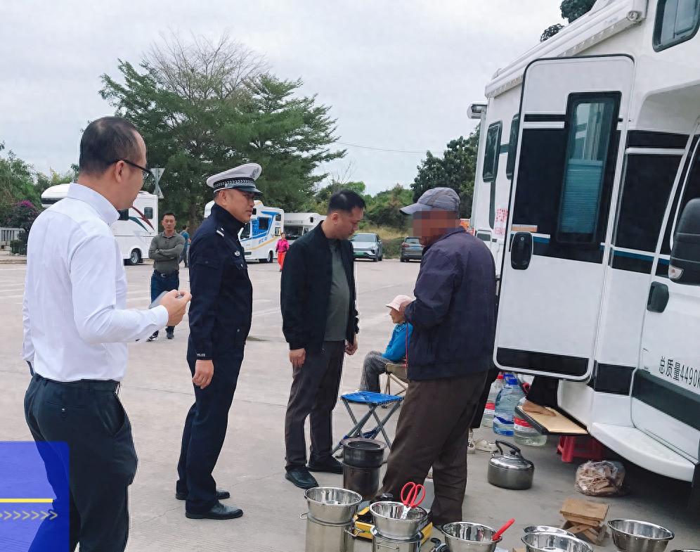 寒假春节九所新区房车乱停多!交警如何整治?  第1张