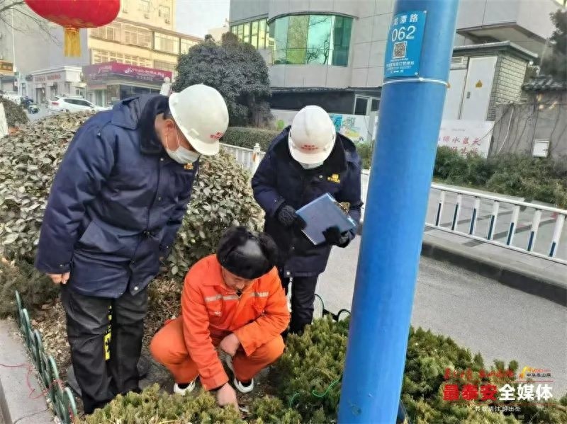新春佳节路灯照亮路，背后谁在默默坚守？