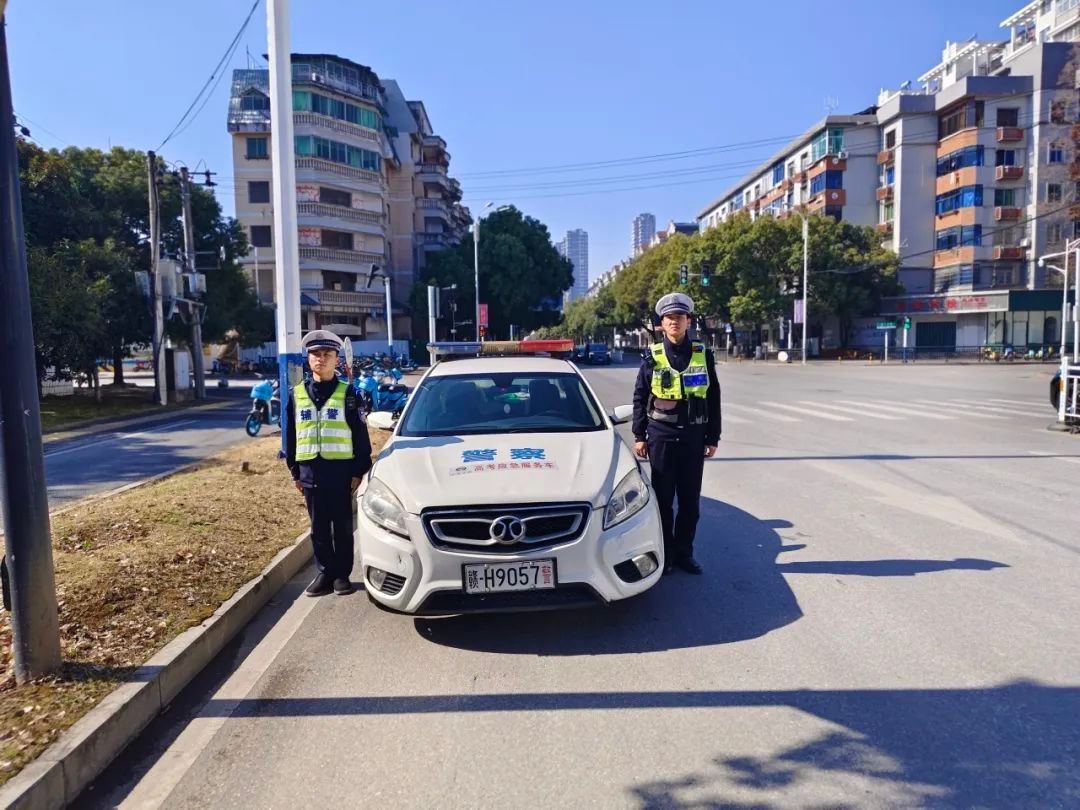 春节阖家团圆时，交警坚守岗位!他们为何放弃团圆?!  第2张