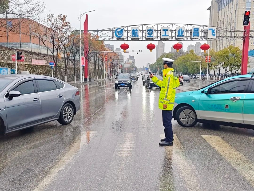 春节阖家团圆时，交警坚守岗位!他们为何放弃团圆?!  第3张