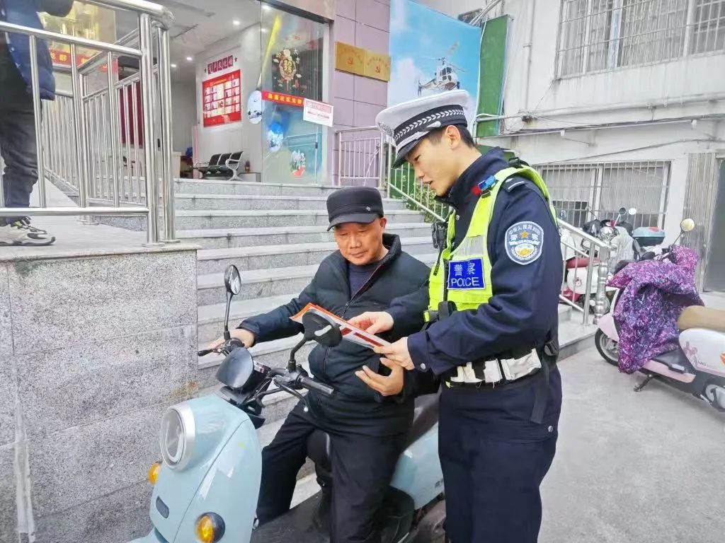 春节阖家团圆时，交警坚守岗位!他们为何放弃团圆?!  第5张