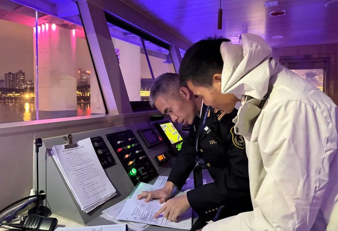 2025春节邕江夜游12395次，背后安全谁来保障？南宁海事局这样做  第2张