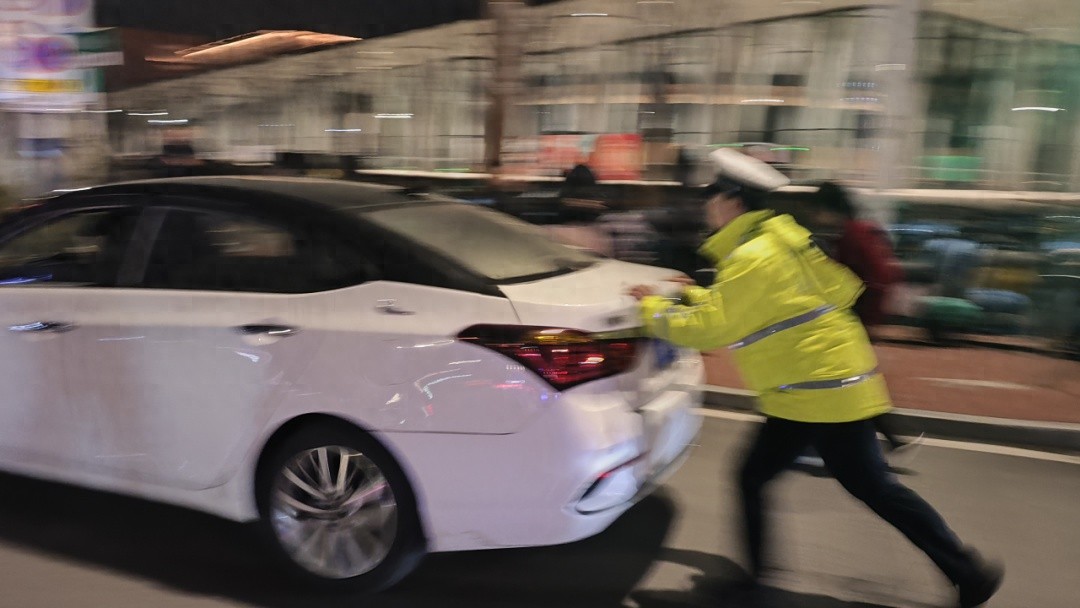 春节瓷都热闹背后的守护者是谁？是默默坚守的交警!
