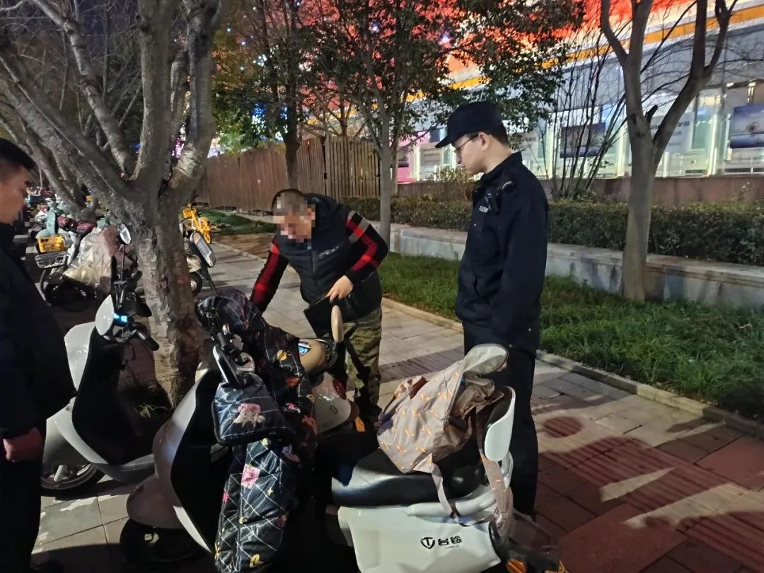 春节期间游客遗失背包心急如焚! 民警能否迅速寻回?  第1张