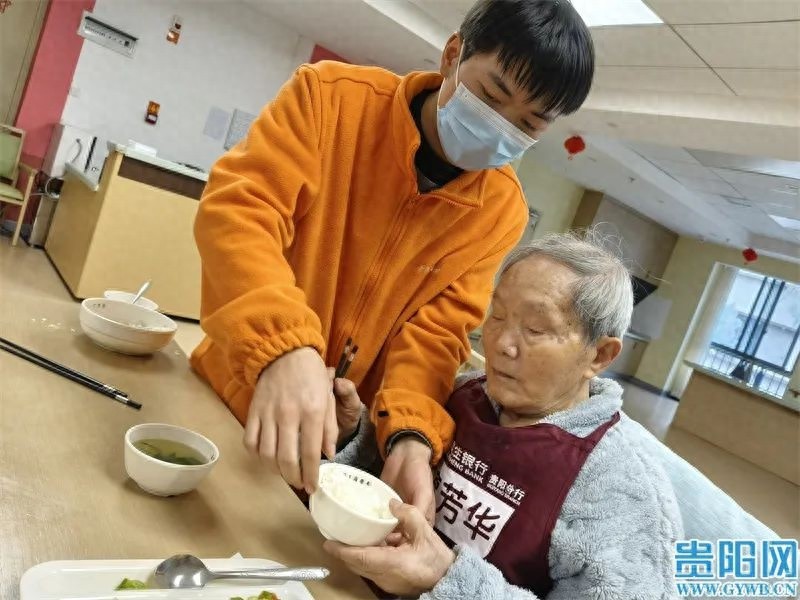 春节阖家欢聚，他们却坚守岗位照顾老人！养老护理员的奉献你知道吗？
