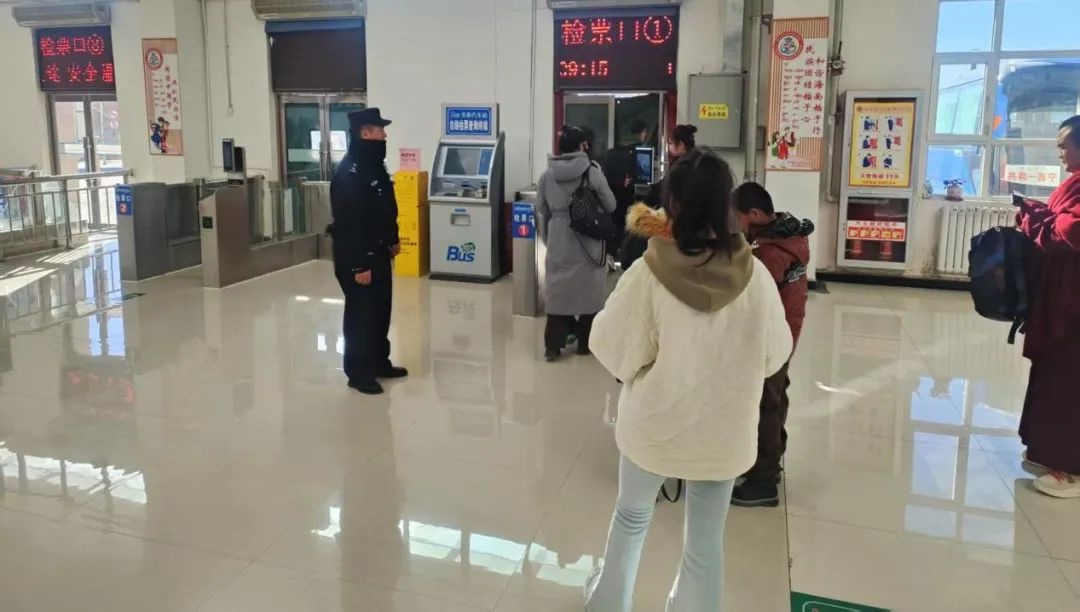 春节阖家团圆时共和县警坚守岗位!有何不同凡响之处?  第2张