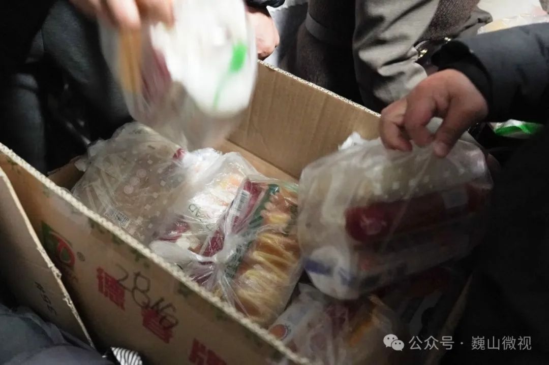 凌晨四点半，寒街冷清客运站熙攘！109名务工者为何赴闽？  第1张