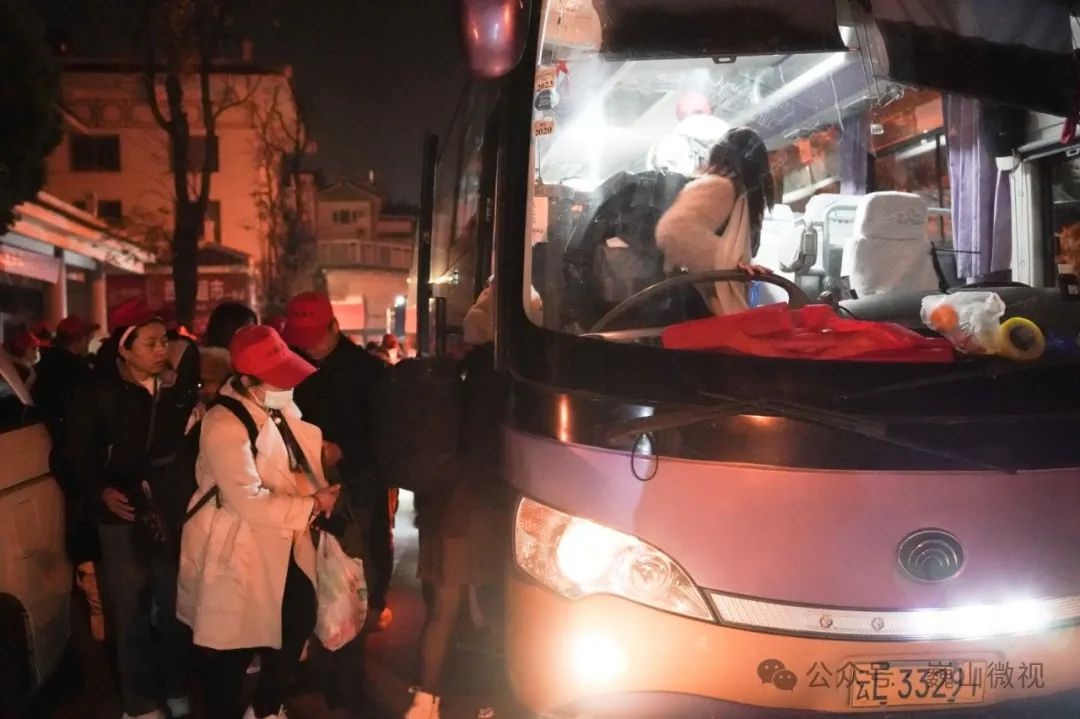 凌晨四点半，寒街冷清客运站熙攘！109名务工者为何赴闽？  第2张
