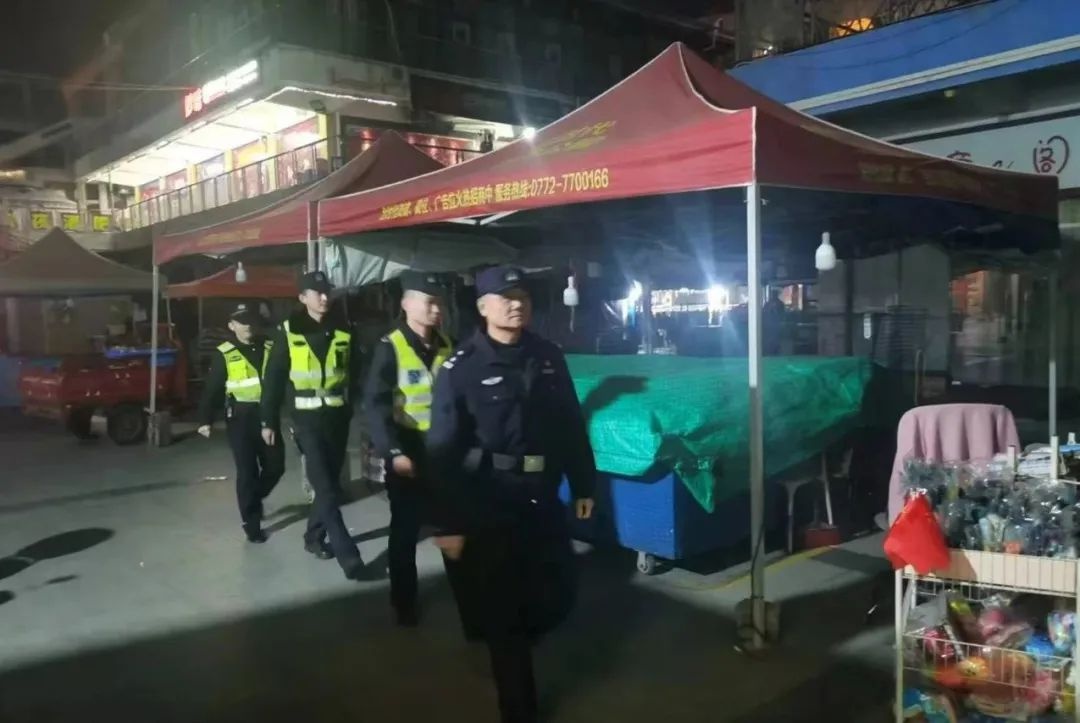 24年春节未陪家人！56岁一线民警图啥?  第2张