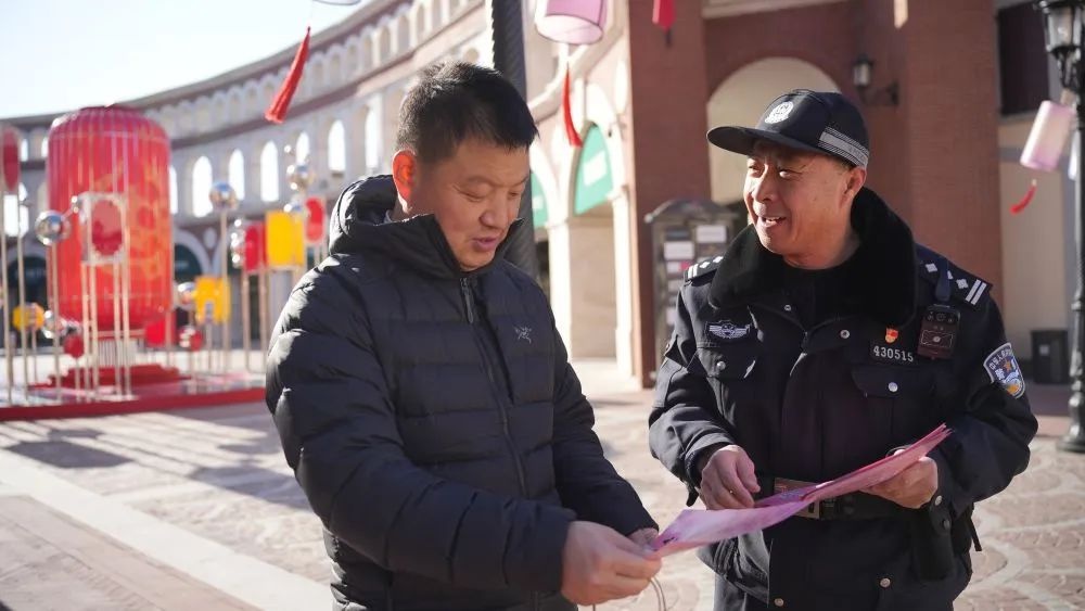 京津佛罗伦萨小镇春节火爆！客流量5 - 7万，你知道警察多忙吗？  第2张