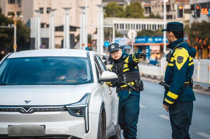 守护平安临桂啥秘密？在岗尽责，警察‘过年’在街上  第1张