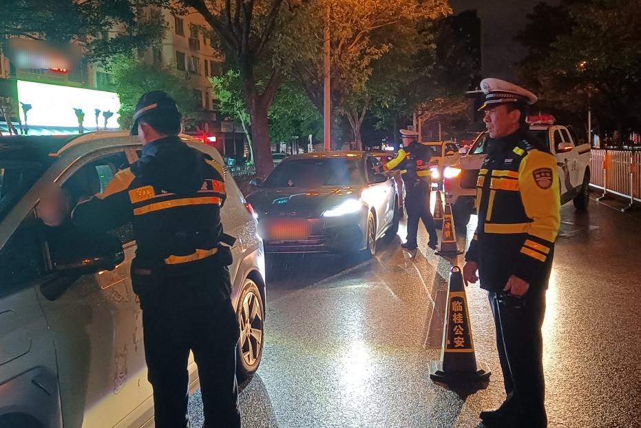 守护平安临桂啥秘密？在岗尽责，警察‘过年’在街上  第3张
