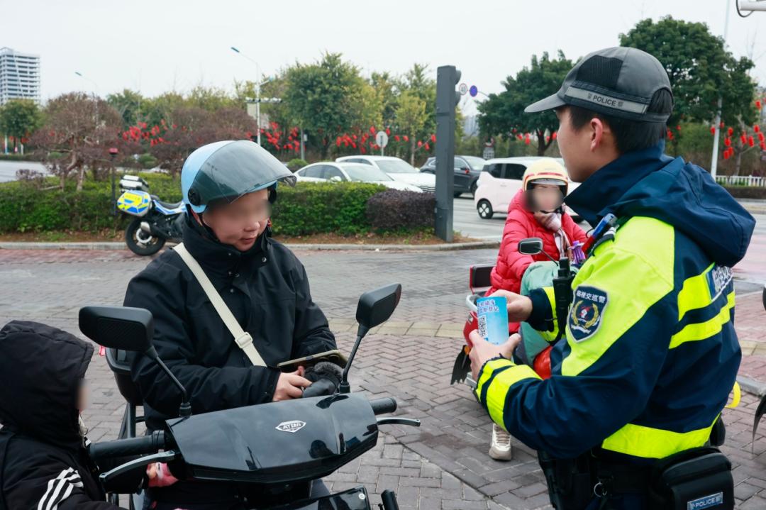 守护平安临桂啥秘密？在岗尽责，警察‘过年’在街上  第4张