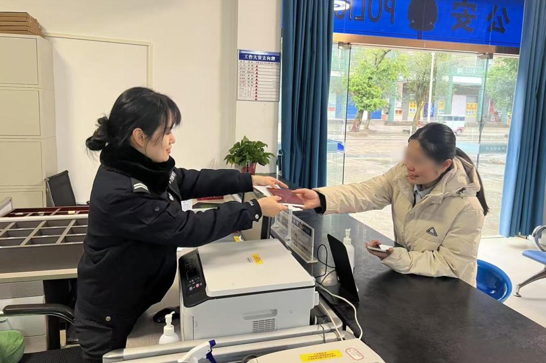 守护平安临桂啥秘密？在岗尽责，警察‘过年’在街上  第7张