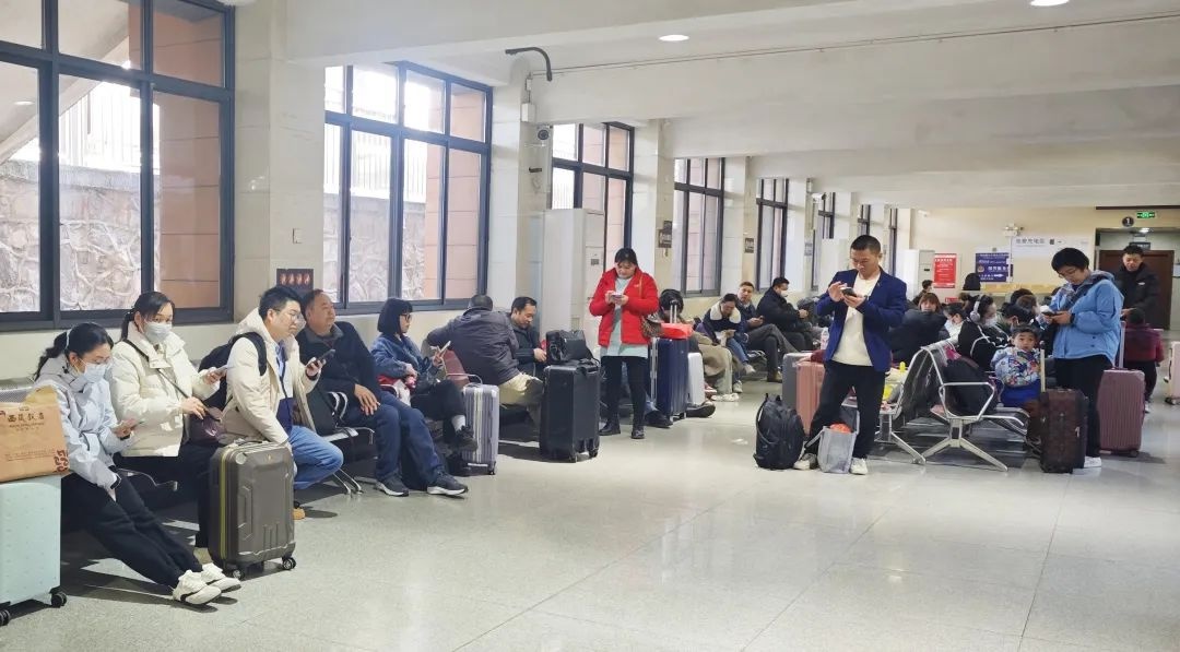 年味仍在人已返程！2月4日铁路客流大增，你知道铁路部门如何保障吗？  第2张