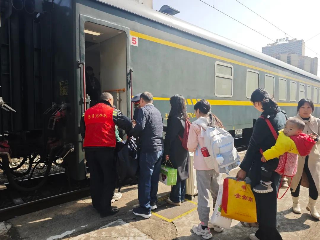 年味仍在人已返程！2月4日铁路客流大增，你知道铁路部门如何保障吗？  第3张