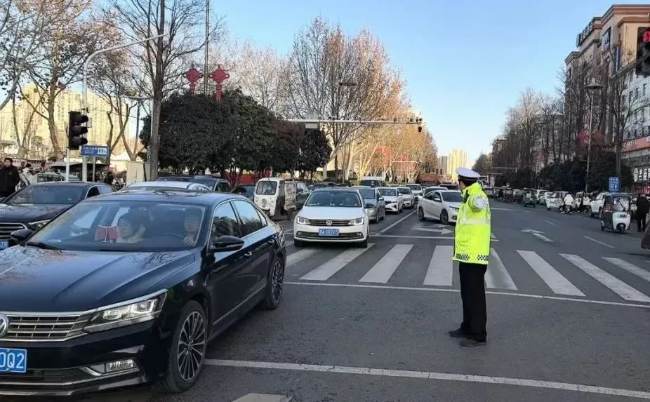 春节假期将尽,周口交警坚守岗位保出行,你知道吗?! 第2张 春节假期将尽,周口交警坚守岗位保出行,你知道吗?! 第2张
