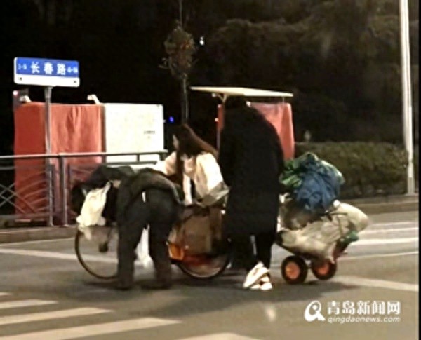 青岛街头这一幕温暖人心！两位年轻人为何深夜出手相助？