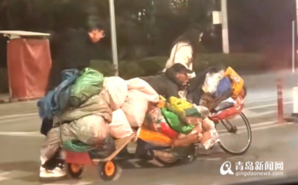 青岛街头这一幕温暖人心！两位年轻人为何深夜出手相助？  第2张