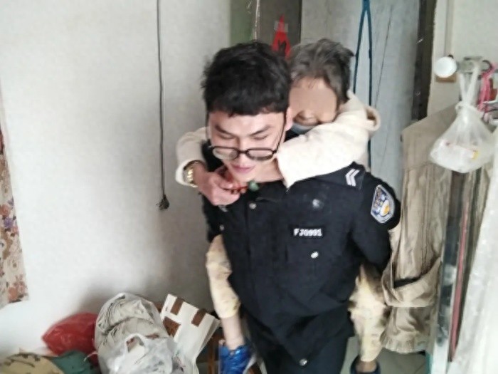 七旬老人腰疼难行，警员暖心护送回家！你被这一幕感动了吗？