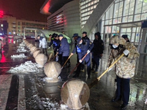 冰雪来袭，市城管局如何保障市民平安出行？他们的行动让人惊叹