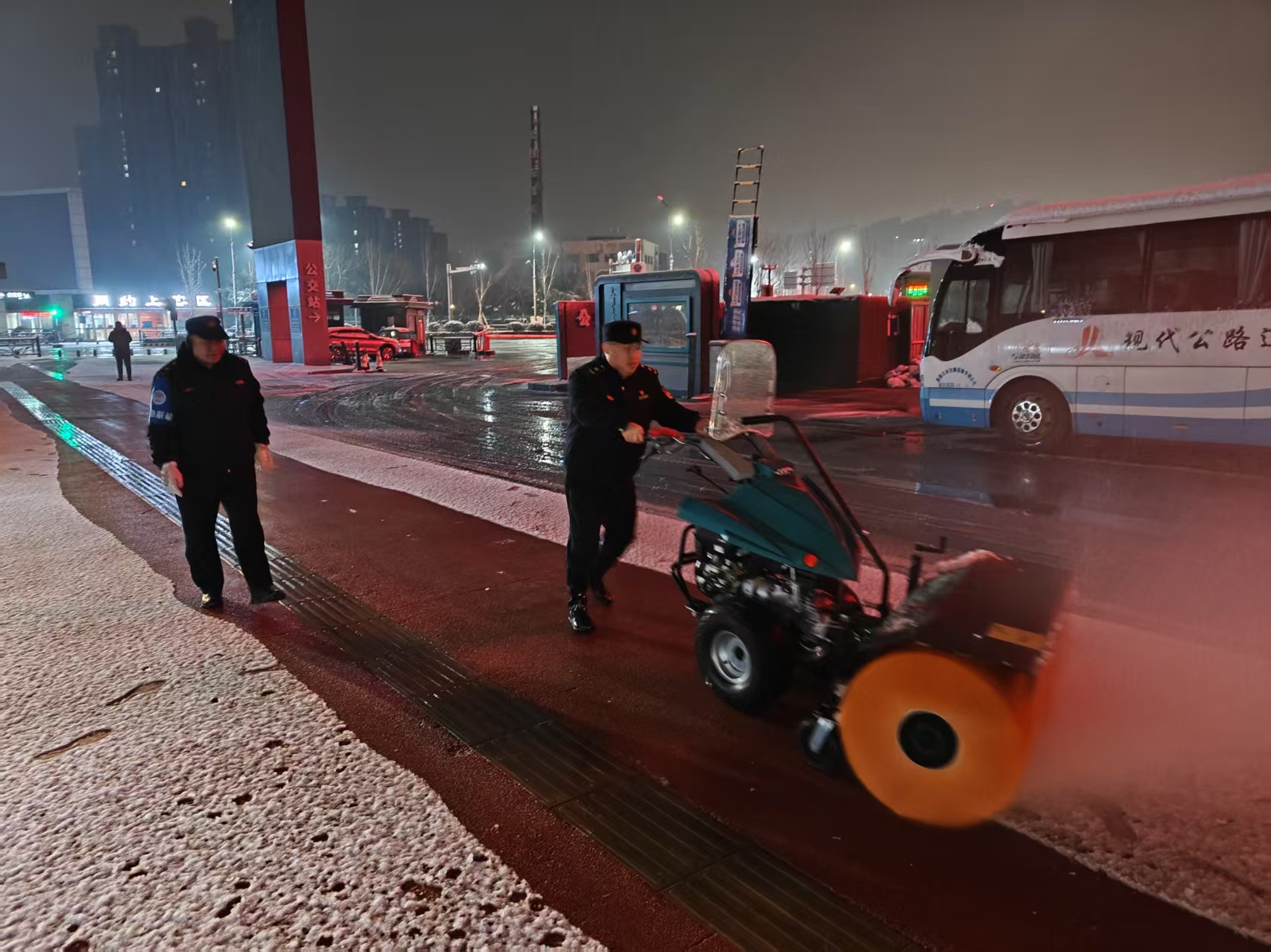 冰雪来袭，市城管局如何保障市民平安出行？他们的行动让人惊叹  第2张