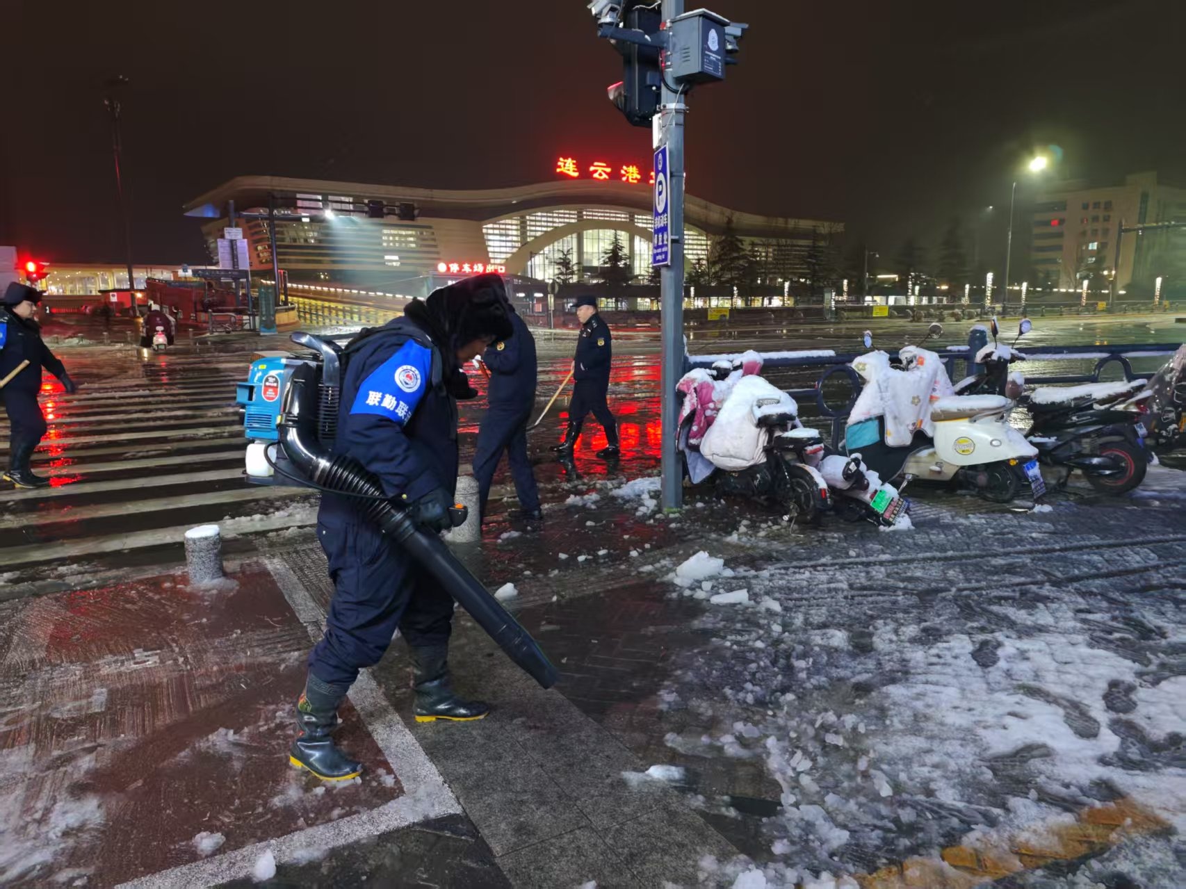 冰雪来袭，市城管局如何保障市民平安出行？他们的行动让人惊叹  第5张