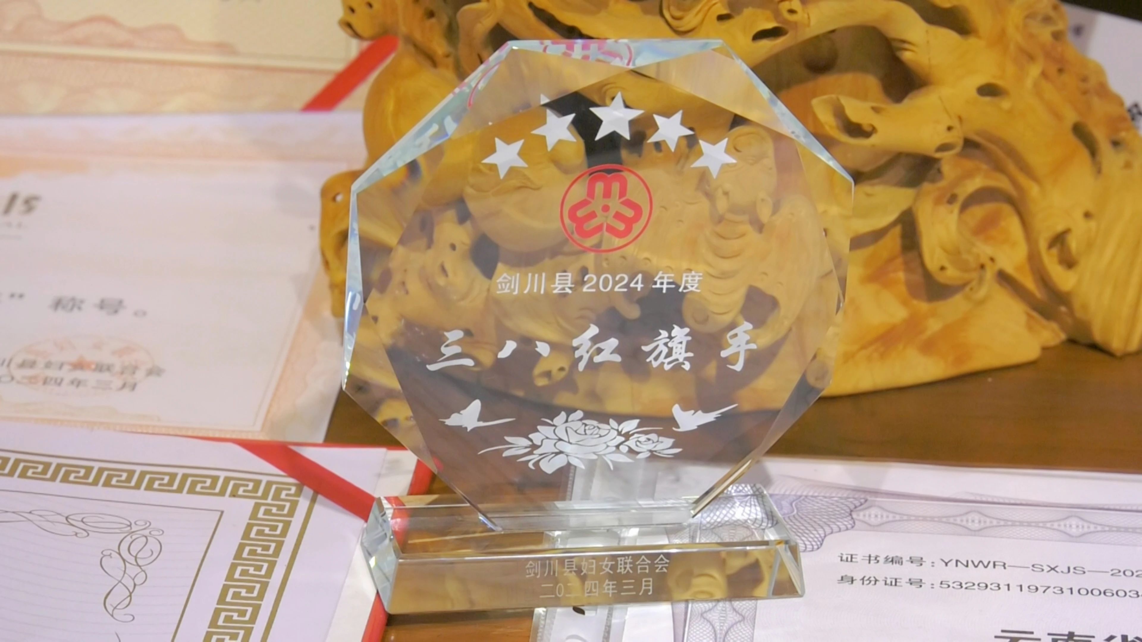 30年磨一剑！陈利芳如何成为剑川木雕的传奇女匠人？  第6张
