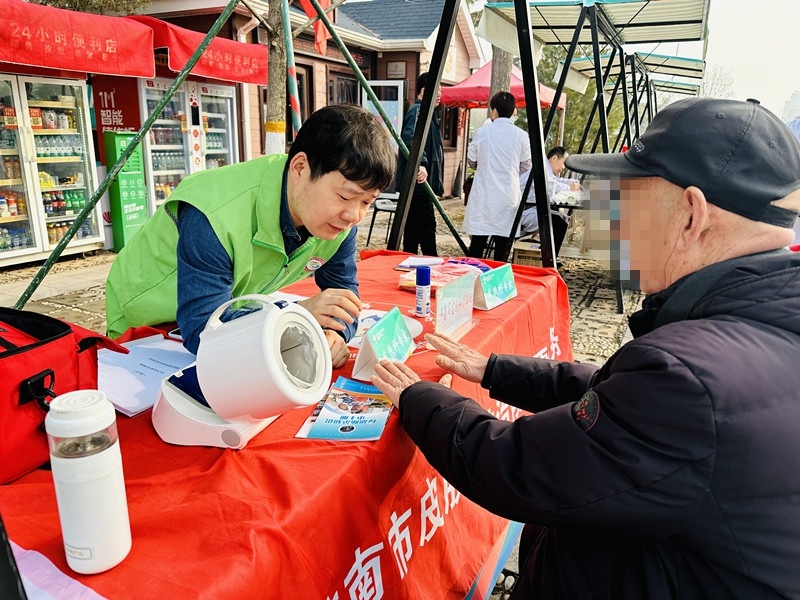 脸上起皮又干又痒？泉城广场义诊活动为你解决皮肤困扰  第2张
