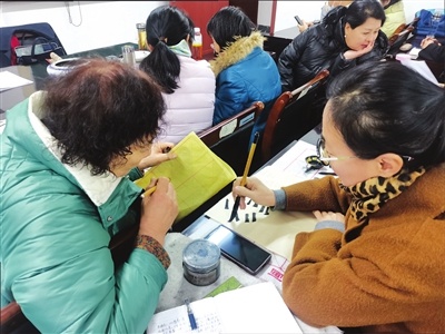 78岁新手风琴学员冯彦为何痴迷于草原上升起不落的太阳？  第2张