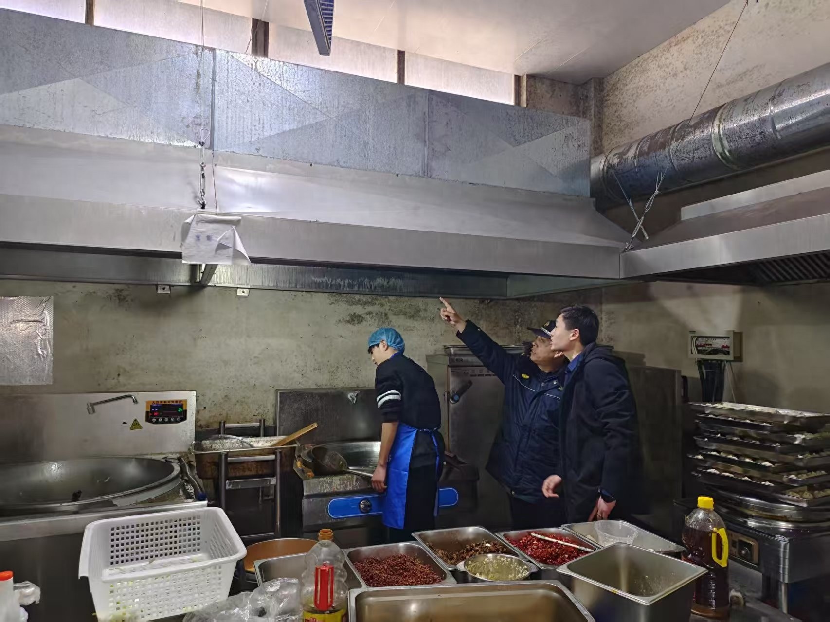 经开区餐饮油烟大排查！120多家商户被责令整改，你的环境权益得到保障了吗？