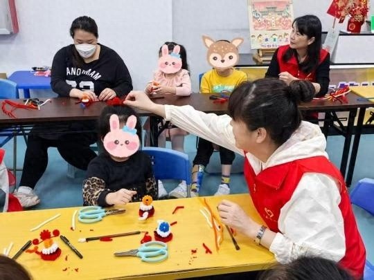 非遗绒花与雷锋精神相遇，童心守护如何传递国门温暖？
