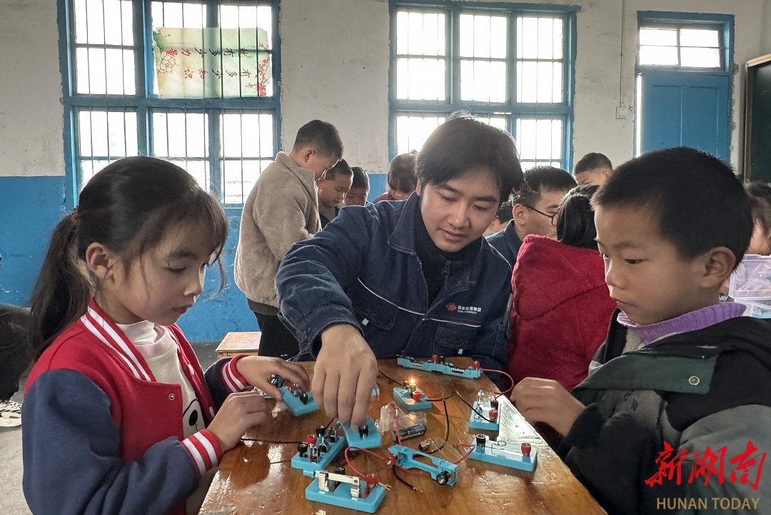 连续9年学雷锋，这些青年志愿者如何在孩子们心中播下绿色能源的火种？  第2张