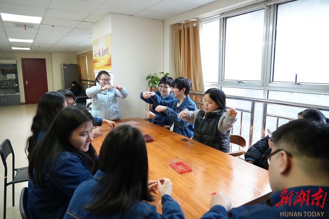 连续9年学雷锋，这些青年志愿者如何在孩子们心中播下绿色能源的火种？  第3张