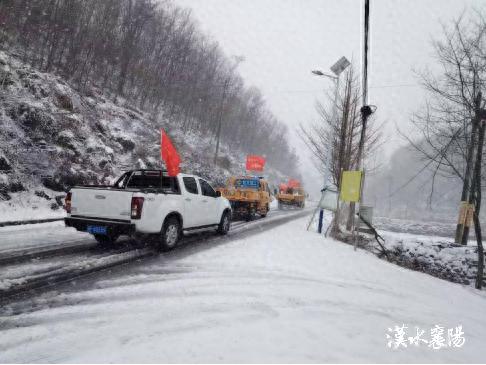 襄阳市公路部门如何迎战寒潮大风雨雪？这场连夜除雪行动太给力  第1张