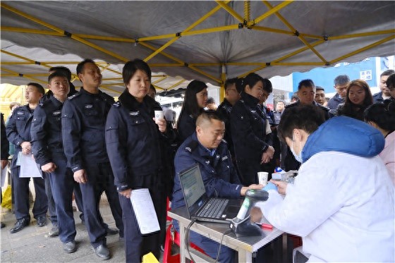 政法干警献血接力，雷锋精神如何延续？感动无数人的生命希望  第1张
