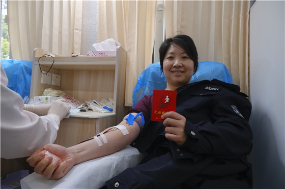 政法干警献血接力，雷锋精神如何延续？感动无数人的生命希望  第2张
