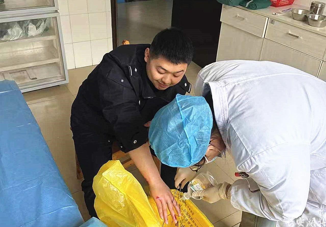 3岁男童被困车内1小时，民警砸窗救人！你还在忽视车钥匙的安全吗？  第3张