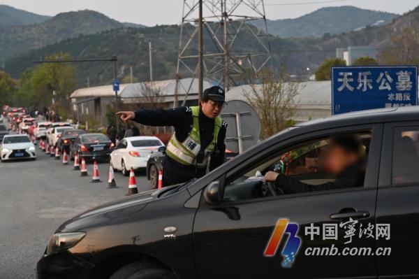 清明节上午7点东线墓区人流量大，下午会好转吗?  第2张